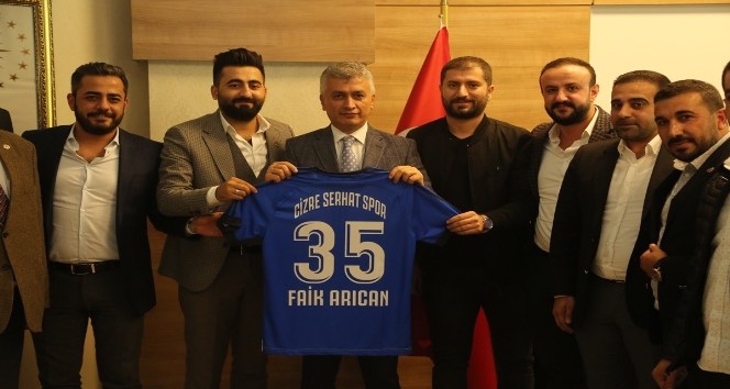 Cizre Serhatspor yönetiminden kaymakama takım forması hediye edildi