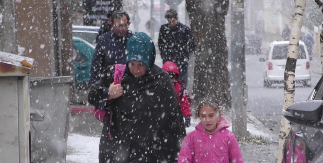 Gece saatlerinden itibaren başladı! Lapa lapa yağdı