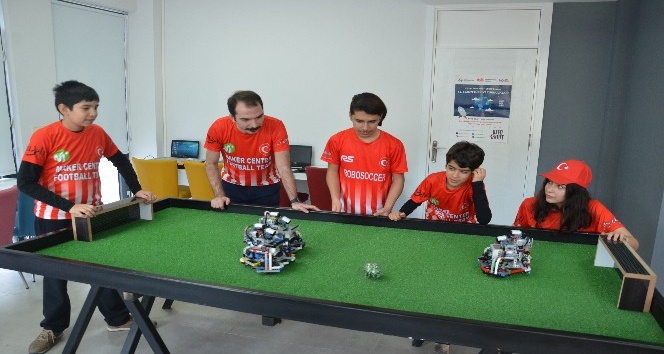 Denizlili minikler robotlara yapay zeka yükleyip futbol oynatıyor