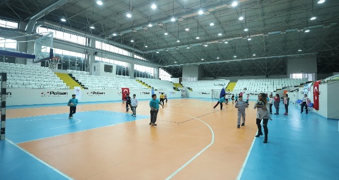 Başkan Karaosmanoğlu Diliskelesi Polisan Spor Salonu’nu ziyaret etti