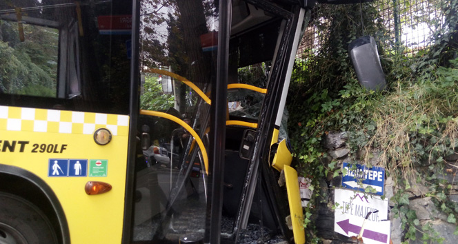 Beşiktaş&#039;ta kontrolden çıkan otobüs, duvara çarptı: 8 yaralı