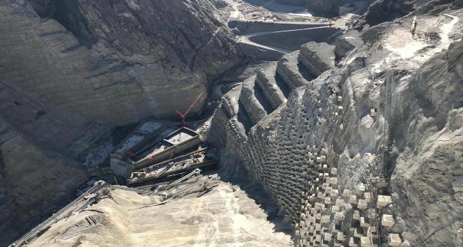 Türkiye’nin en yüksek, dünyanın ise üçüncü yüksek barajının inşaatı sürüyor