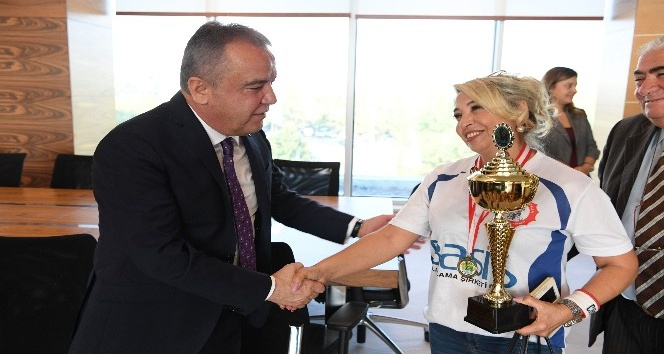 Başkan Böcek, Konyaaltı Cemevi Şampiyonlarını ağırladı
