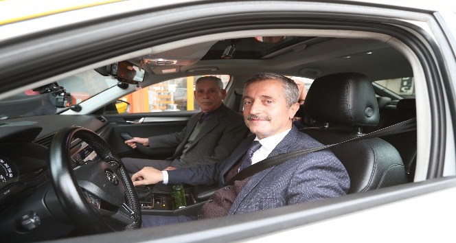Başkan Tahmazoğlu, taksicilik yaptı