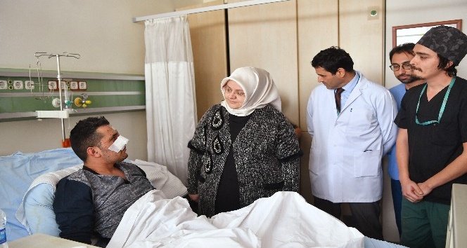 Bakan Selçuk, Şemdinli’de yaralanan GATA’da tedavi gören gazileri ziyaret etti
