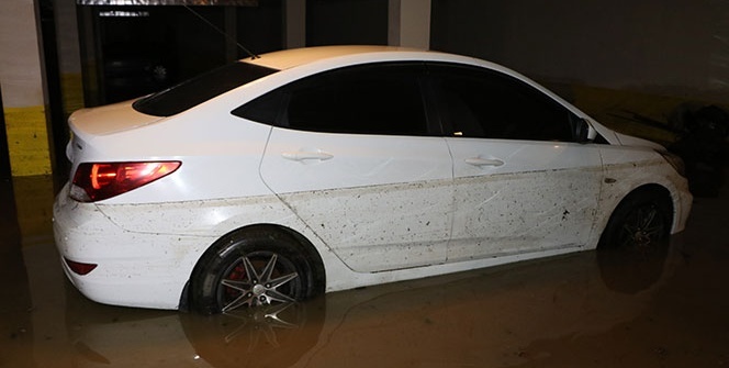 Bir anda bastırdı, araçlar suya gömüldü!