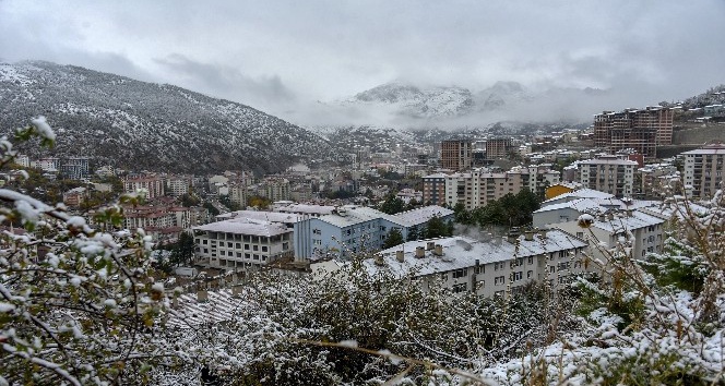 Gümüşhane kent merkezine mevsimin ilk karı yağdı