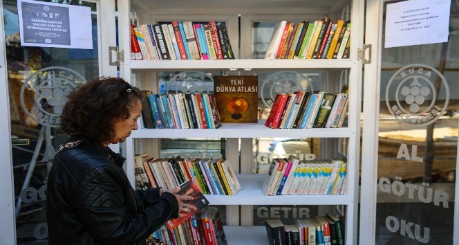 Buca’da sokak kütüphaneleri ilgi gördü