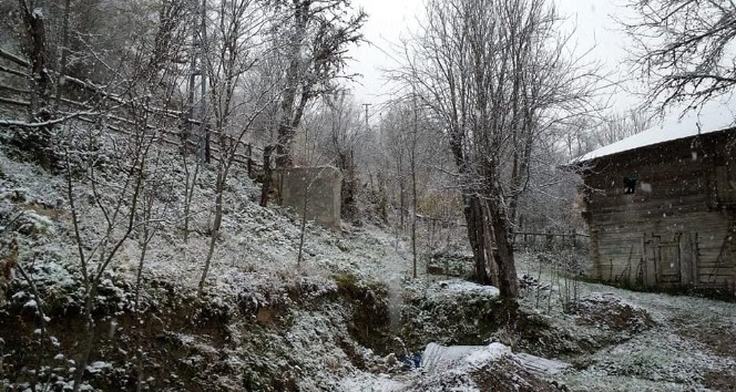 Bartın’da yüksek kesimlerde kar yağışı