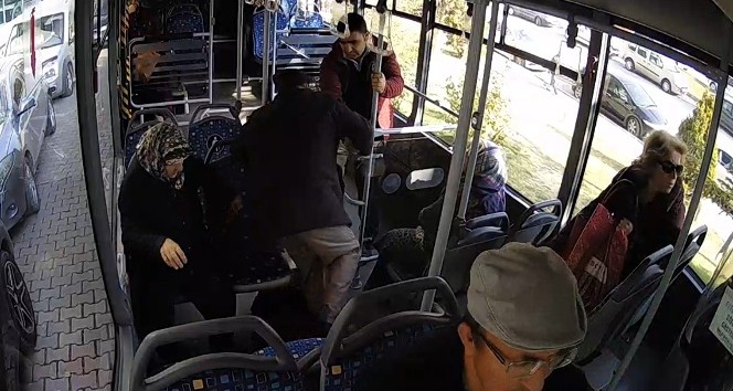 Halk otobüsü şoförü, rahatsızlanan yolcuyu hastaneye kadar götürdü