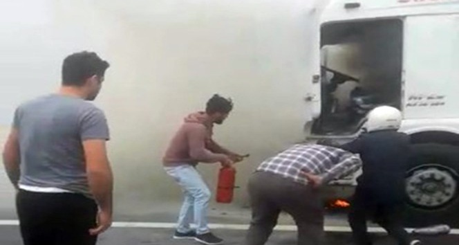 TEM’de alev alev yanan kamyon için vatandaşlar seferber oldu