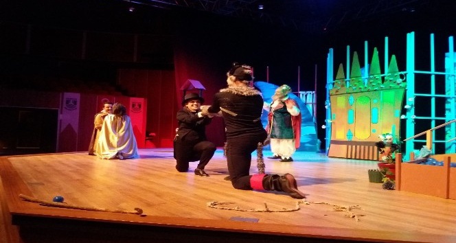 Bodrum Şehir Tiyatrosu’nun ilk çocuk oyunu Çizmeli Kedi sahnede