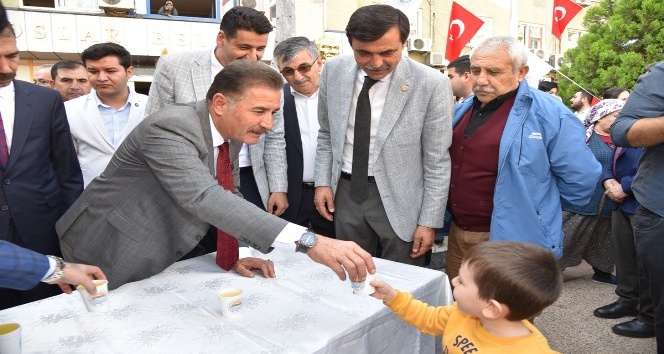 Başkan Tuna, vatandaşlara narenciye suyu ikram etti