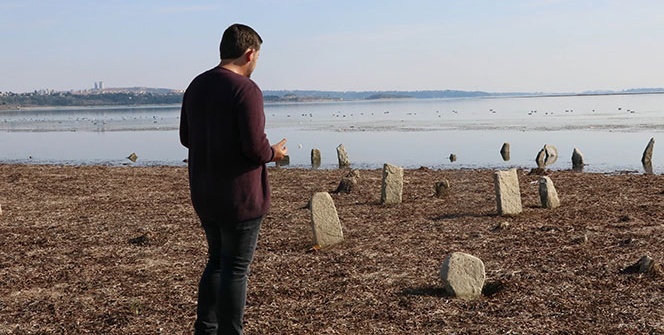 Gölde su çekildi, mezarlık ortaya çıktı