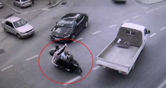 Çaldıkları televizyonları motosikletle taşıyan hırsızlar yakalandı