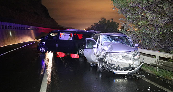 Kaza yapıp sürücüsünün kaçtığı minibüse 2 araç çarptı: 1 yaralı