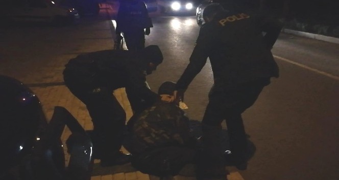 Bursa’da eli silahlı şahıs polisi alarma geçirdi