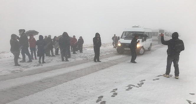 Nemrut Dağı’nda turistlere tipi ve sis engeli