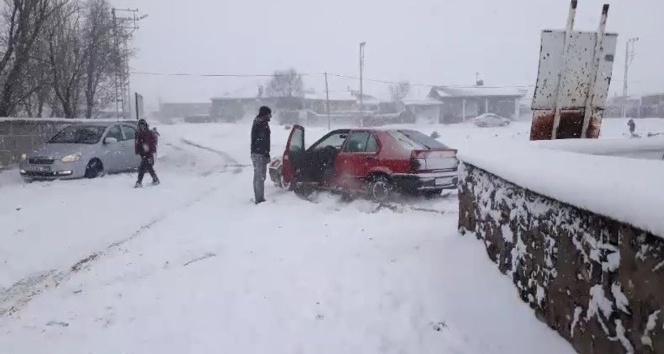 Kars’ta kar ve tipiden 71 köy yolu ulaşıma kapandı