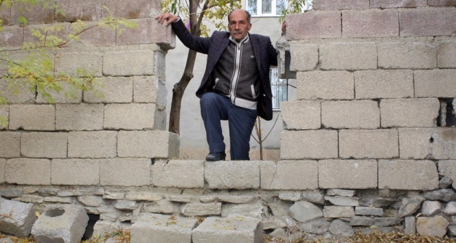 Evine duvarda açılan boşluktan giriyor