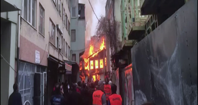 Bursa’da tarihi bina alev alev yandı!