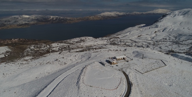 Göl manzaralı Hazar Baba Dağı karla kaplandı