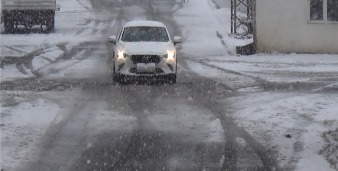 Yarım metre kar yağdı, araçlar yolda kaldı