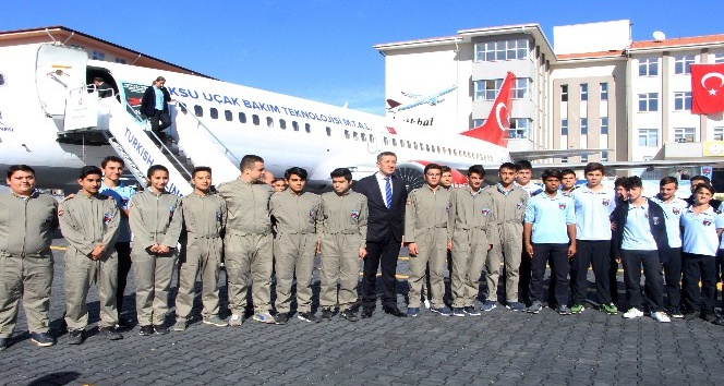 Bakan Ziya Selçuk, dev uçağın önünde öğrenciler olmadan fotoğraf çektirmedi