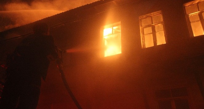 Kütahya’daki yangında 4 ev kullanılamaz hale geldi