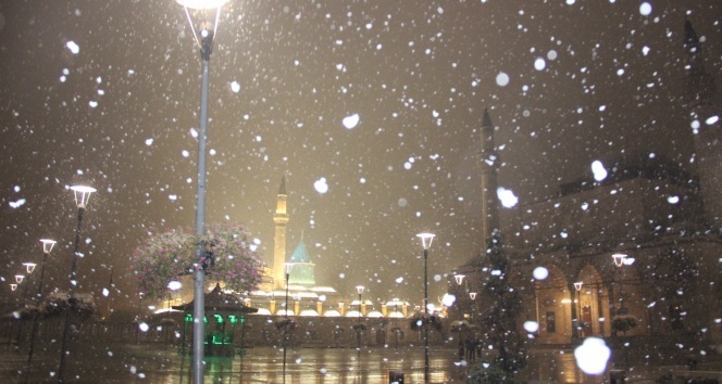 Konya kent merkezine mevsimin ilk karı düştü