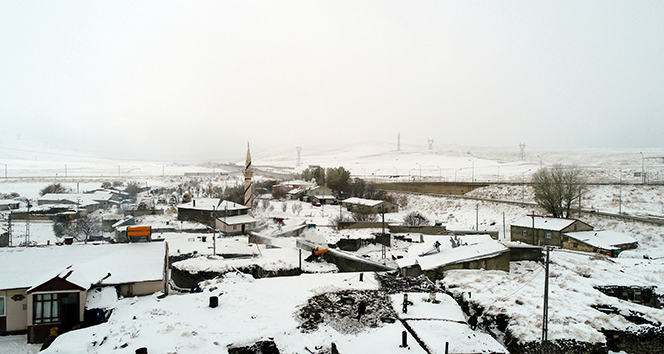 Doğu’da köyler kar altında