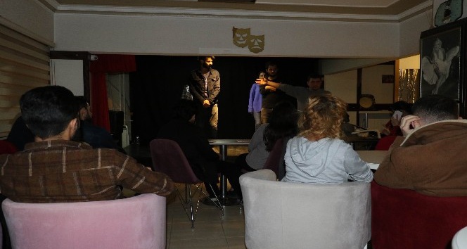 Bu kafede oyun oynamak yasak tiyatro gösterimi serbest