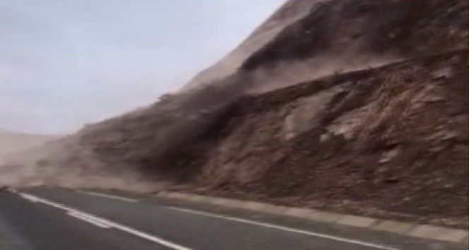 Bingöl’de toprak kayması köy yolunu kapattı