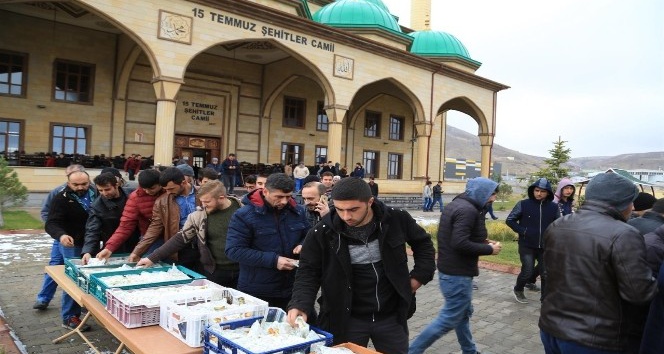 Nevşehir Belediyesi cami çıkışı börek ve meyve suyu dağıttı