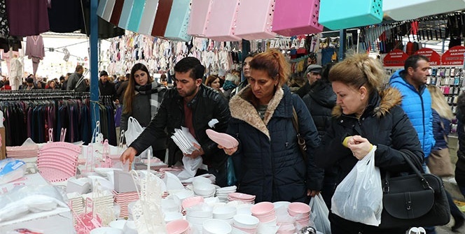 Akın akın gelip, para saçıyorlar!