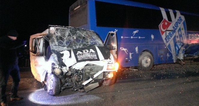 Erbaaspor kulüp otobüsü kaza yaptı: 1 ölü, 3 yaralı