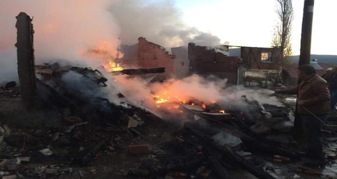 Çorum’da yangın: 5 ev 1 ahır yandı