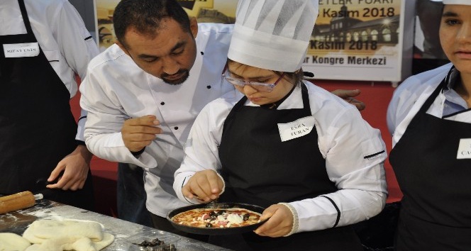 Engelliler Pizza Yarışmasında Hünerlerini Sergiledi Diyarbakır