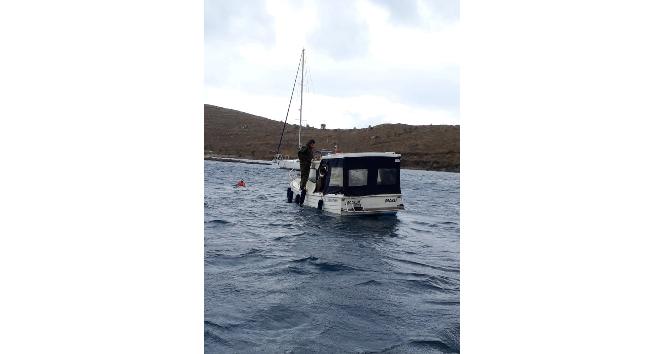 Arızalan tekne mürettebatını Sahil Güvenlik kurtardı
