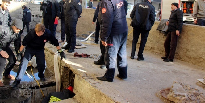 7 yaşındaki çocuk kanalizasyon çukuruna düştü