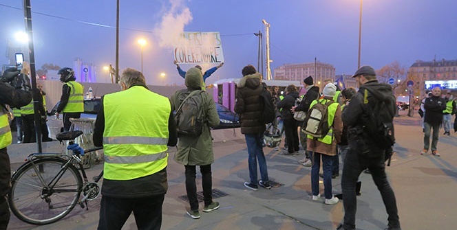 Fransa’da Sarı Yelekliler yolları kapattı: 1 ölü, 47 yaralı, 24 gözaltı