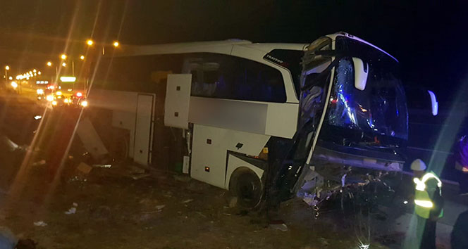 Niğde’de otobüs refüje çarptı: 20 yaralı