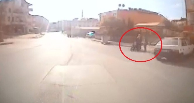 (Özel) Halk otobüsü sürücüsü saatlerce durakta bekleyen engelli çocuk için güzergahını değiştirdi