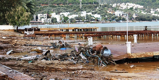 Turizm cenneti sular altında kaldı