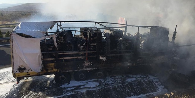 Tırların çarpıştığı kazada pamuk yüklü tır alev aldı: 2 yaralı
