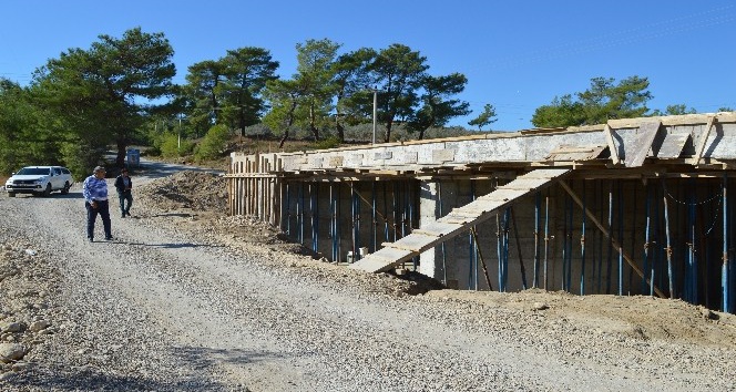 Manavgat Değirmenli’de köprü inşaatı yükseliyor
