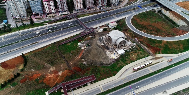 Vatandaşlar şaşkın! İki yol ortasına yaptılar