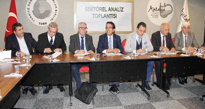 Antalya’da sektör temsilcileri komisyonculuğu kaldıracak olan yeni Hal Yasası’nı ele aldı