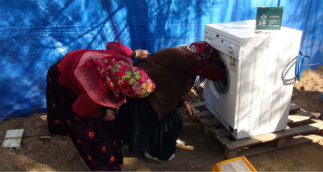Kıl çadırlarda yaşayan Yörük kadınları çamaşır makinesi ile tanıştı