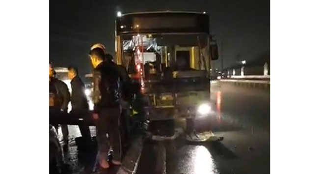 Belediye otobüsü refüje çıktı: 2 yaralı